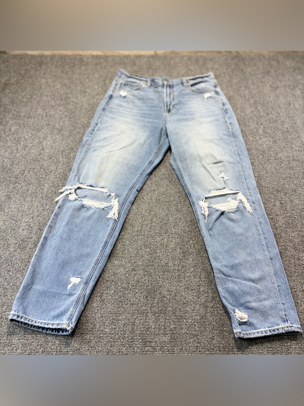 American Eagle Mom Jeans Womens Size 10 Light Wash Distressed High Rise
Ripped
